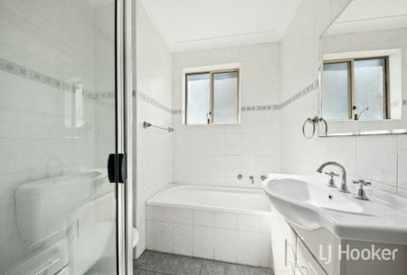 Spacious Open Plan neat & Tidy Two Bedroom Unit! - Photo 5