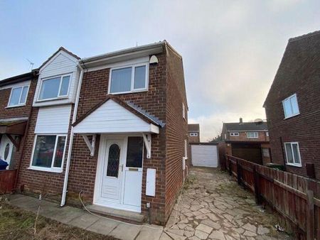 3 bedroom end of terrace house to rent - Photo 3