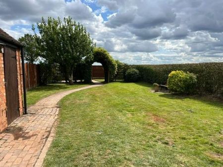 2 bedroom House To Let - Photo 2