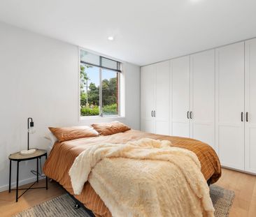 Spacious Ground Floor Living with an Exceptional North-Facing Court... - Photo 4