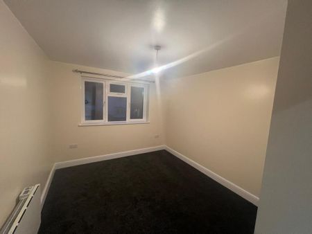 3 bedroom flat to rent - Photo 2