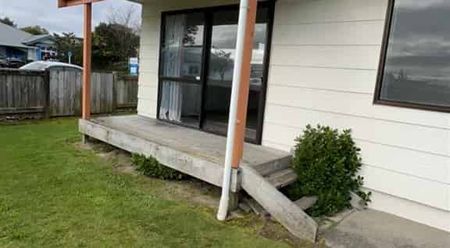 Spacious 4 bedroom home - Photo 3