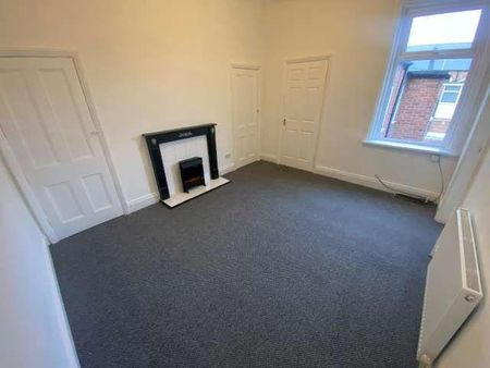 3 bedroom flat to rent - Photo 4