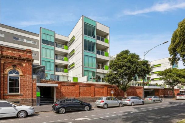 Light Filled Top Floor Apartment in a Prime Lifestyle Pocket - Photo 1