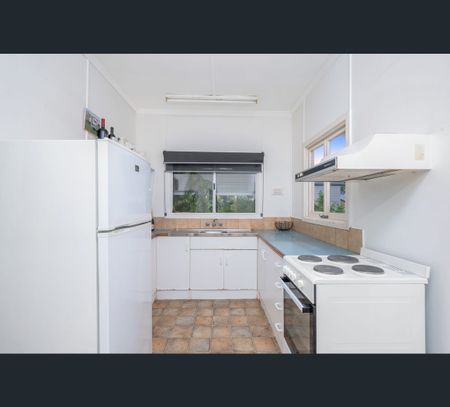 27 Ella Street, Redcliffe, Qld 4020 - Photo 4