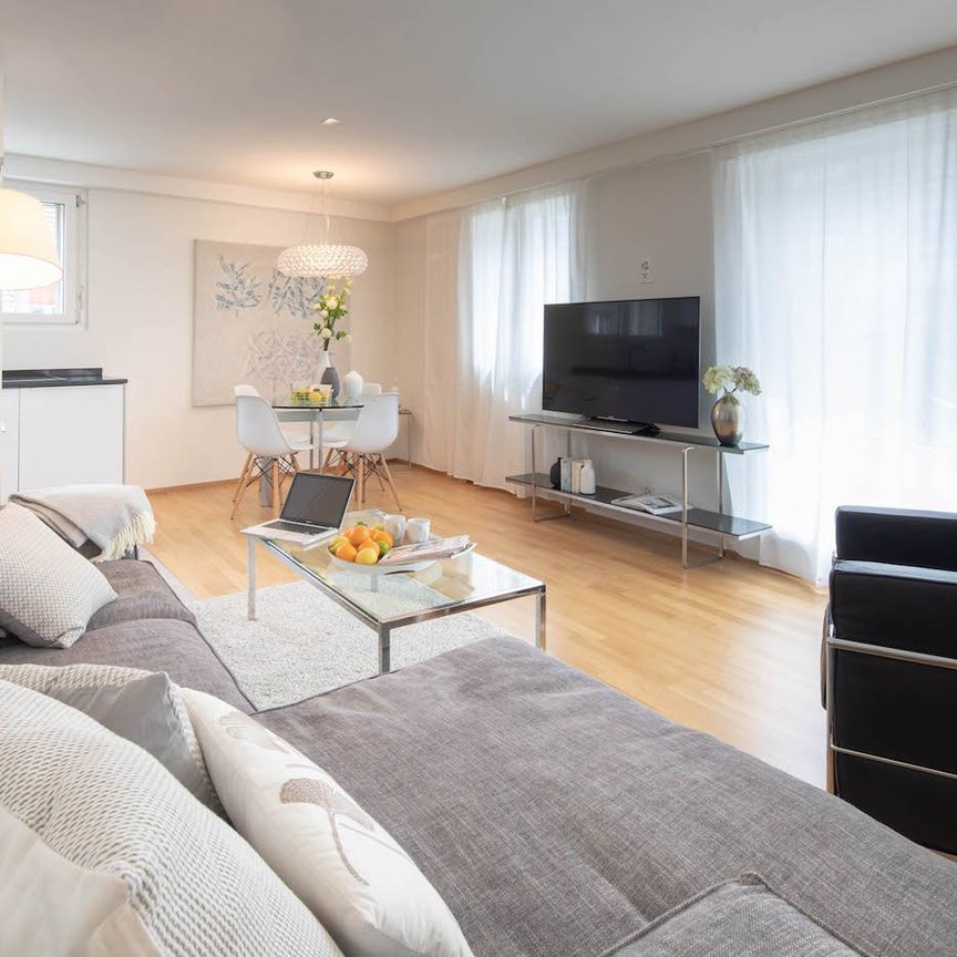 Helle, möblierte 2.5-Zimmer-Attikawohnung mit Balkon in Zürich Wiedikon - Photo 1