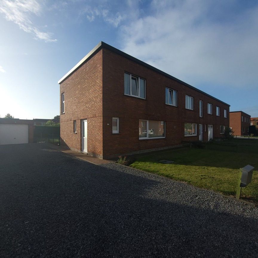 Halfopen gezinswoning in rustige wijk - Photo 1