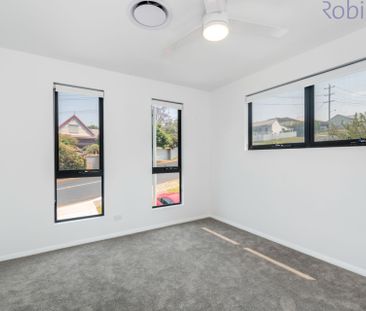 Four bedroom, two bathroom home with ducted A/C - Photo 5