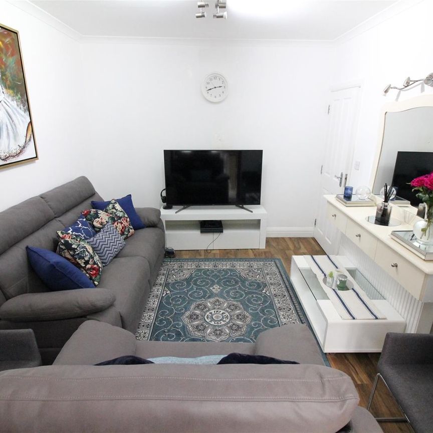 Kingsbridge Crescent, Southall - Photo 1