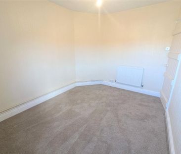 3 bedroom end of terrace house to rent - Photo 2