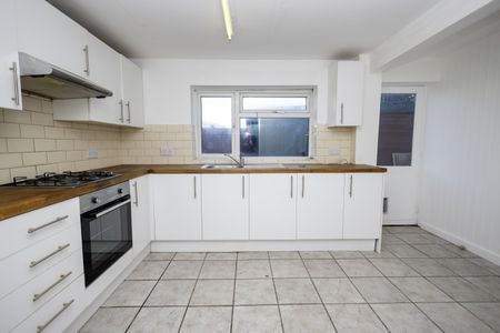 3 bed house to rent in Columbia Road, Bournemouth, BH10 - Photo 2