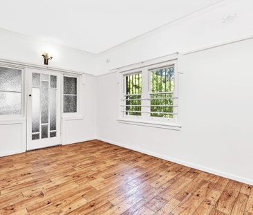 Spacious Two-Bedroom Apartment with Sunroom - Photo 2