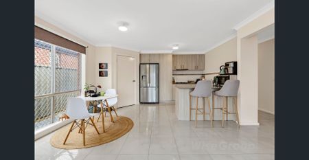 Sophisticated Living at Cranbourne North! - Photo 3