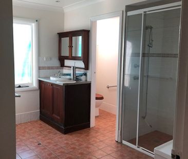 Beautifully Presented & Centrally Located 2 Bedroom Unit - Photo 1