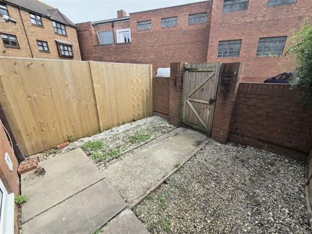 House - Terraced For Rent Greetham Street, Southsea - Photo 3