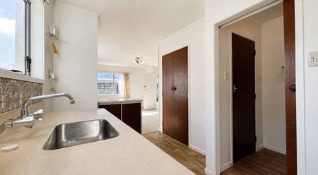 Sunny & Spacious 2-Bedroom Unit with Private Garden in a Prime Location - Photo 4