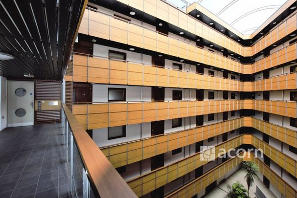 Flat to rent - Spa Road, London Bridge, SE16 - Photo 1