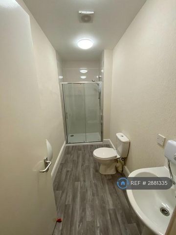 1 bedroom in a flat share to rent - Photo 5