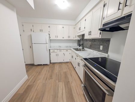 Cozy 5 Bedroom Townhouse in Thorold! - Photo 4