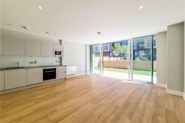 Excellent furnished three-bedroom, two-bathroom flat within Wimbledon Grounds, this prestigious new development next to the AFC Wimbledon Stadium. The apartments all have generous balconies, lift access, secure bike storage and landscaped communal gardens. - Photo 1