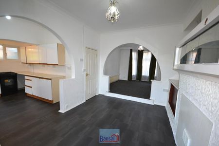 4 bedroom end of terrace house to rent - Photo 2