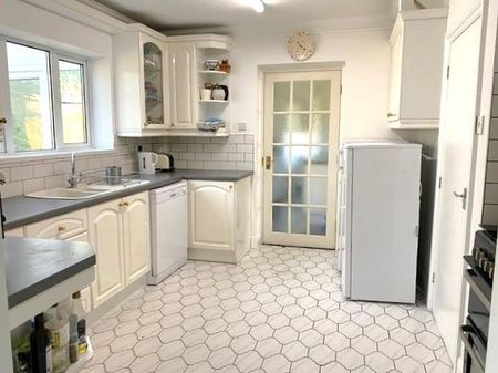 Almond Close, Guildford, GU1 - Photo 3