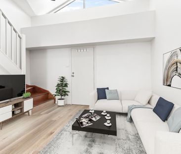 Refurbished flat at rear of property - access via Margaret Lane - Photo 1
