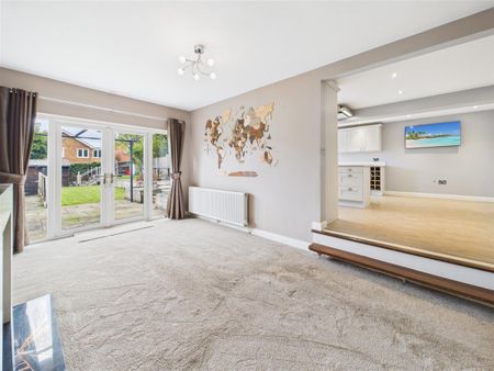 4 bedroom Detached house to rent - Photo 3