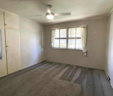 COMFORTABLE 3 BEDROOM PROPERTY WITH OPEN-PLAN LIVING - Photo 4