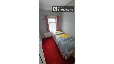 Room in shared apartment for rent in The Coombe, Dublin - Photo 4