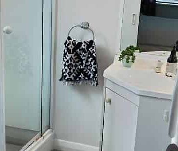 Sunny and Spacious 4-Bedroom, 2-Bathroom Home - Photo 4