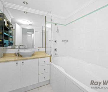 Modern Apartment With Two Balconies - Prime Chatswood Location - Photo 1