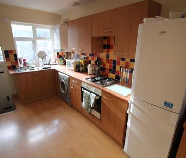 4 bedroom flat to rent - Photo 2