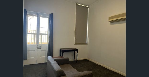 Central unit overlooking CBD - Photo 1