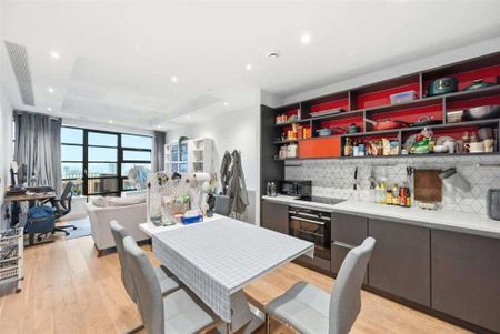 Set within a striking docklands development, this chic 1 bed apartment is set on the 17th floor boasting views of the city skyline from a private balcony. - Photo 2