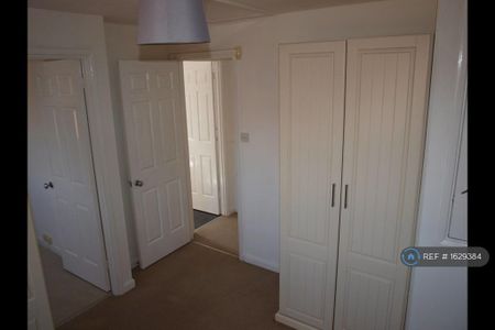 2 bedroom semi-detached house to rent - Photo 2