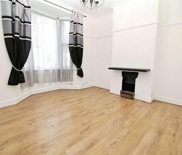 Malvern Road, Hornchurch, RM11 - Photo 2