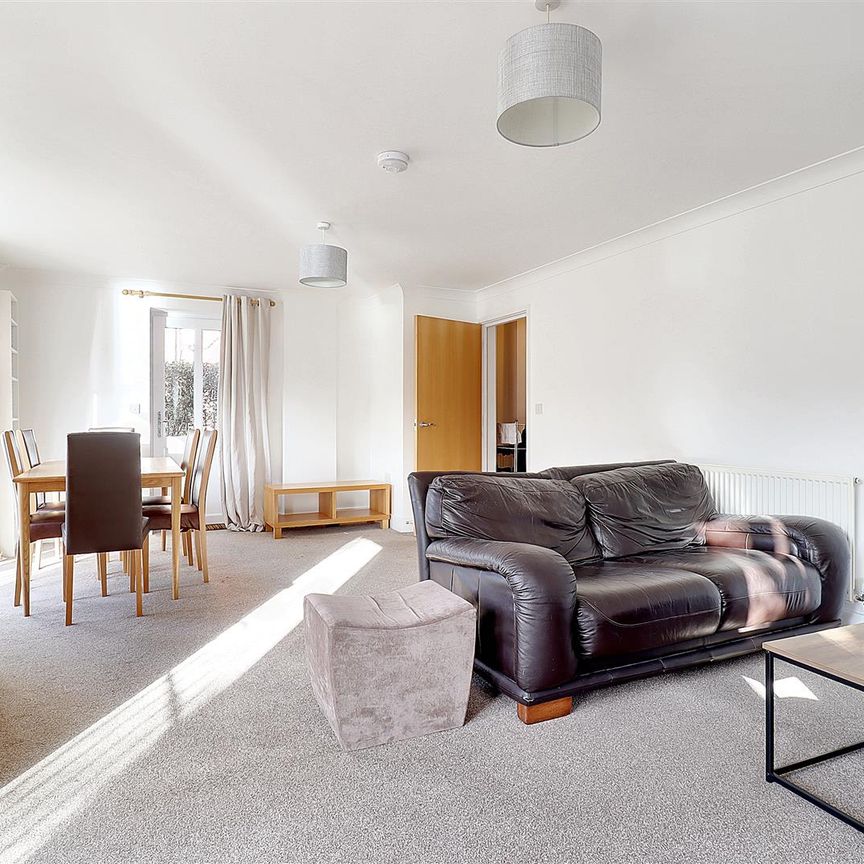 3 Bedroom Flat / Apartment to let - Photo 1