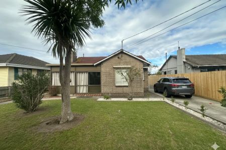 Beautifully updated and comfortable home - Photo 5