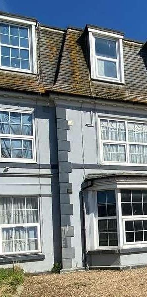 Marine Parade East, CO15 - Photo 1