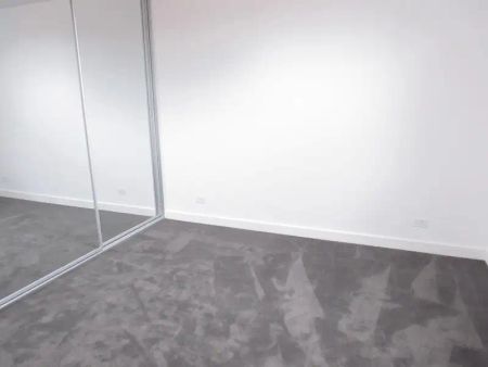 “Ultra Large, Split Level, Boutique Block” - Photo 2