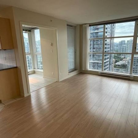 Beautiful Renovated 2 BR+Den+Solarium+2 BA @Bravia Central Downtown! - Photo 1