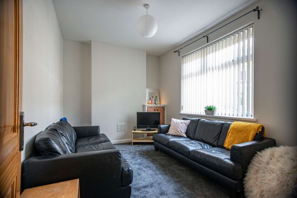 Remodelled and furnished to the highest standard - Photo 1