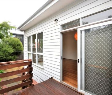 Charming 3-Bedroom Home in the Heart of South Melbourne - Photo 1