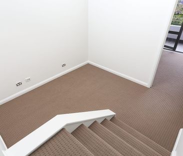 Enormous loft style townhouse in secluded location. - Photo 5