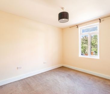 Available unfurnished from 10/10/2025 - Photo 1