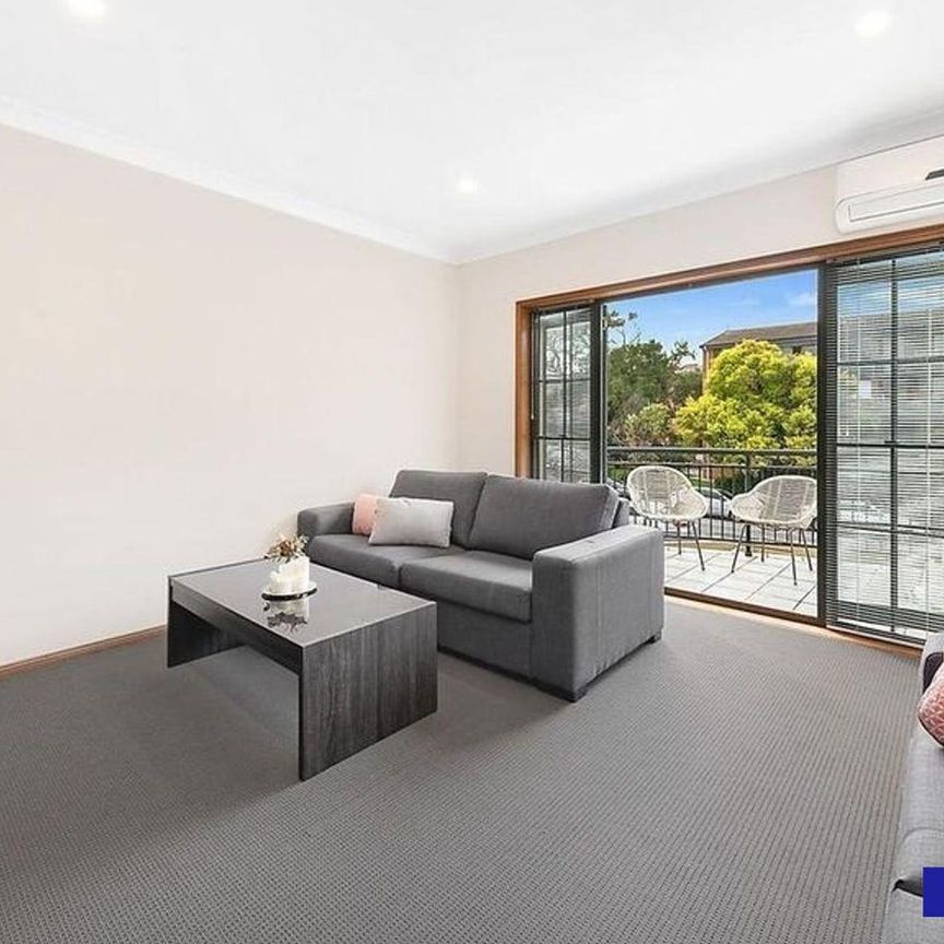 STROLL TO CAFES, RESTAURANTS OR POPULAR BEACH - Photo 1