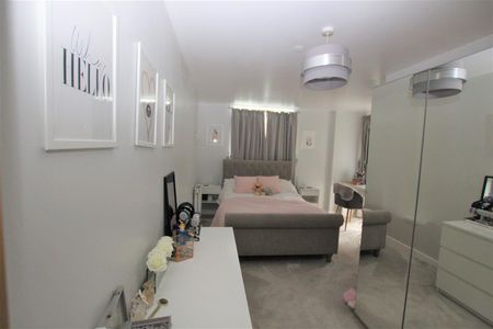 2 bedroom Apartment to let - Photo 2