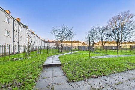 3 bedroom flat to rent - Photo 4