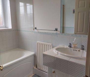 Meade Court Walton on the Hill, Tadworth - Photo 2